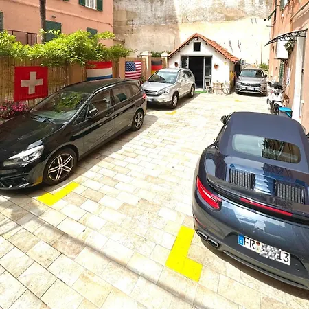 Virginia's Rooms-private Free Parking And Carignano District Genova