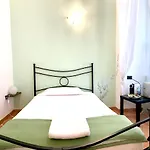 Virginia's Rooms-private Free Parking And Carignano District 4* ジェノヴァ