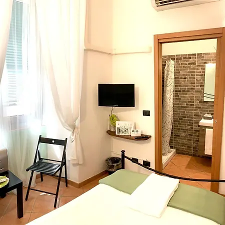 Πανσιόν Virginia's Rooms-private Free Parking And Carignano District