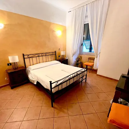 Virginia's Rooms-private Free Parking And Carignano District Janov