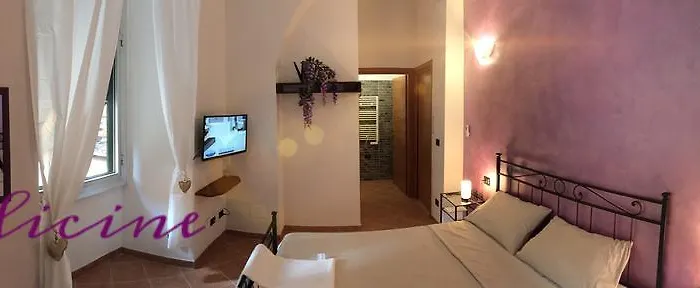 Πανσιόν Virginia's Rooms-private Free Parking And Carignano District