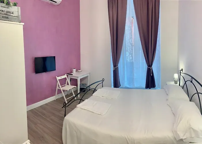 Πανσιόν Virginia's Rooms-private Free Parking And Carignano District