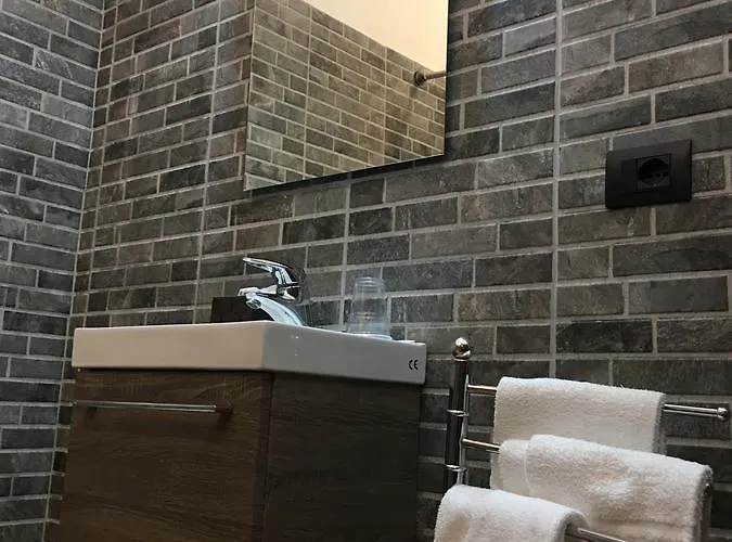 Πανσιόν Virginia's Rooms-private Free Parking And Carignano District