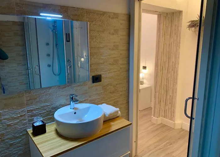 Πανσιόν Virginia's Rooms-private Free Parking And Carignano District