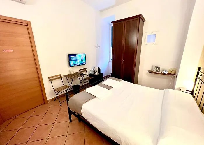 Virginia's Rooms-private Free Parking And Carignano District Genua